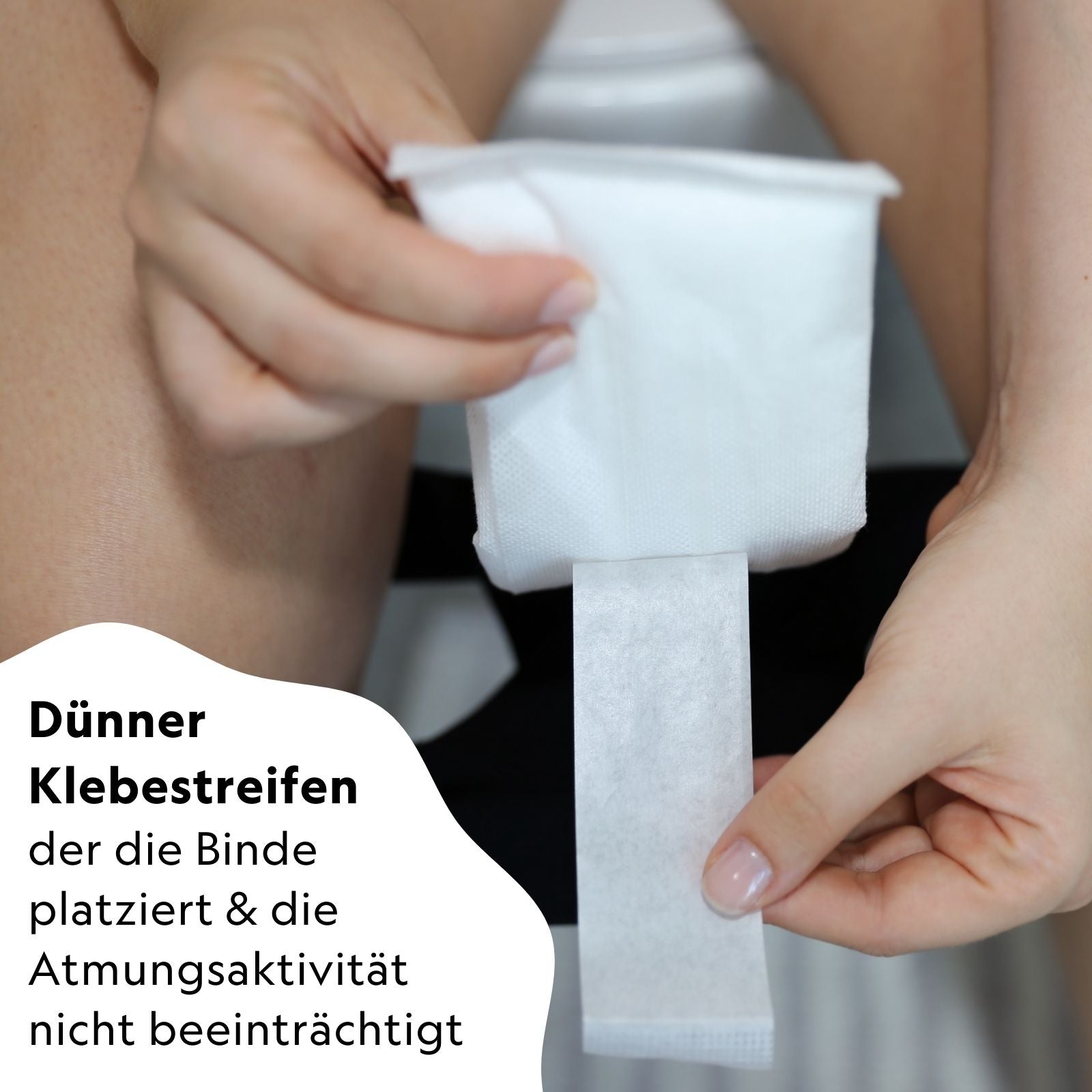 Bio-Wochenbetteinlagen (10er Pack) - MyClarella - Anwendungsbild mit dünnem Klebestreifen für perfekte Platzierung, ohne Beeinträchtigung der Atmungsaktivität.