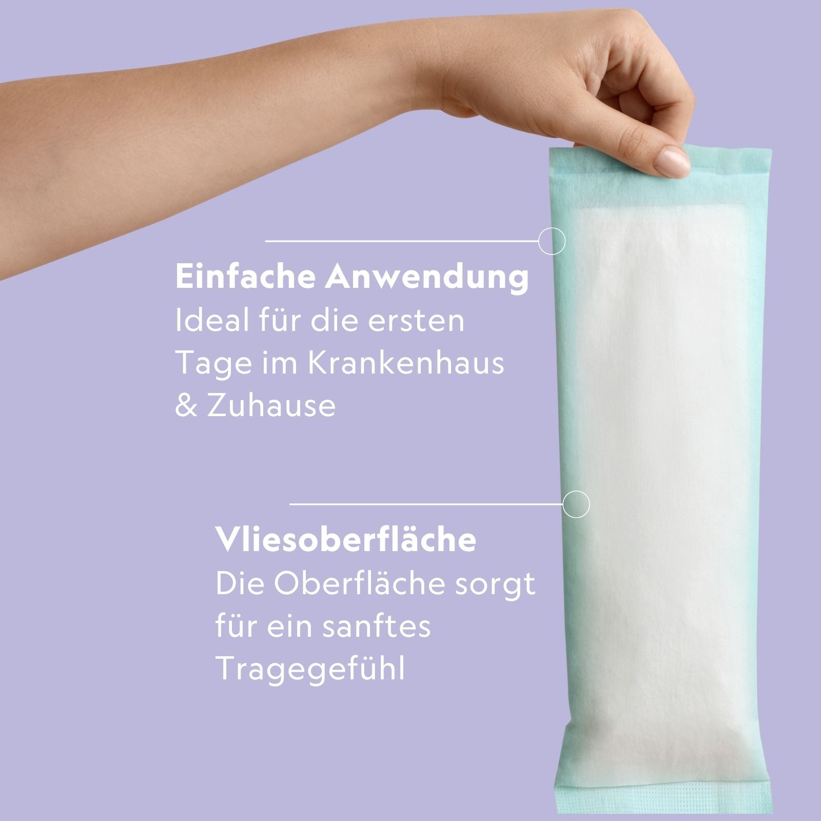 Wochenbett-Kühlbinden absorbierend & selbstkühlend (4er Pack) - MyClarella - Bild einer Hand, die die Kühlbinde hält auf lila Hintergrund mit Schrift: Die Kühlbinde hat eine einfache Anwendung und eine Vliesoberfläche.