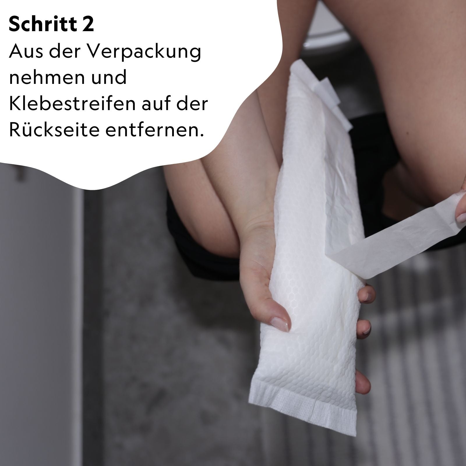 Wochenbett-Kühlbinden absorbierend & selbstkühlend (4er Pack) - MyClarella - Bild mit Schriftanleitung zu Schritt 2 zur Aktivierung der Kühlbinde: Entnahme aus Verpackung.