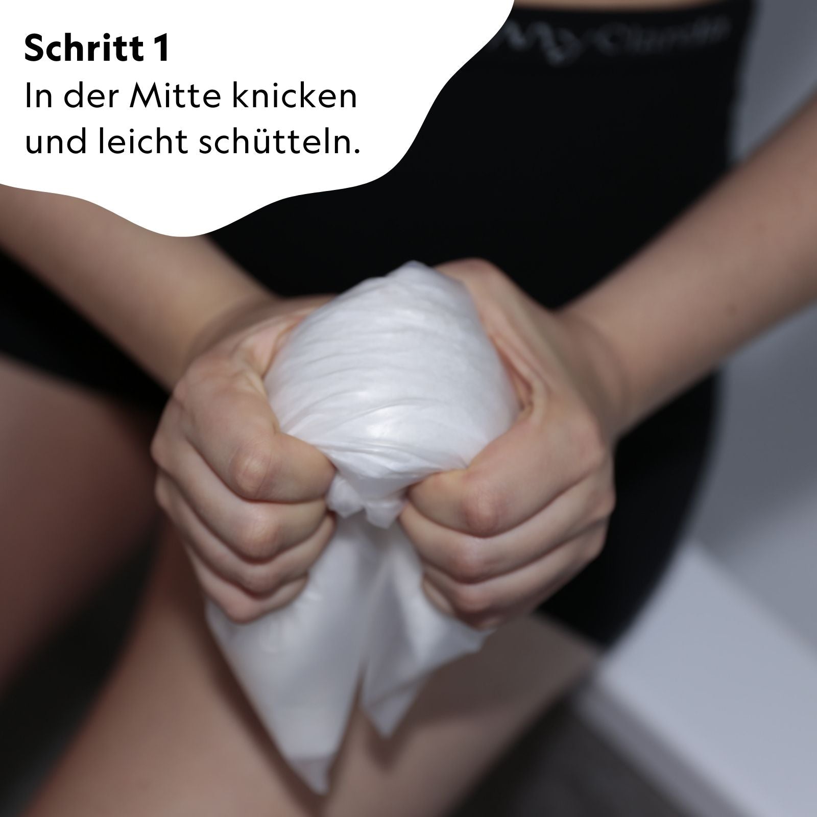 Wochenbett-Kühlbinden absorbierend & selbstkühlend (4er Pack) - MyClarella - Bild mit Schriftanleitung zu Schritt 1 zur Aktivierung der Kühlbinde: Knicken und Schütteln.